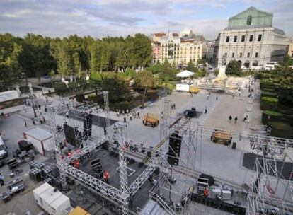 Vista panorámica de la plaza de Oriente, en los momentos previos al montaje del escenario de la fiesta de decisión del COI.