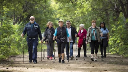 Un grupo de jubilados practicando senderismo en Valencia.