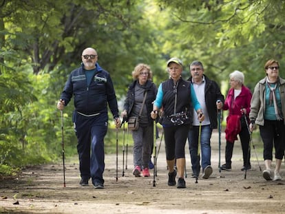 Un grupo de jubilados practicando senderismo en Valencia.