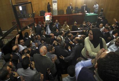 En la sala, donde se ha celebrado el juicio, se han producido enfrentamientos entre los partidarios de Mubarak y los familiares de las victimas de la represión vivida dura la revolución de 2011. El expresidente sí sonrió tras escuchar su absolución, mientras el jolgorio se apoderaba de la sala, y sus colaboradores, hijos y abogados se abrazaban.