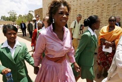 Oprah Winfrey, en la escuela que financia en Suráfrica.