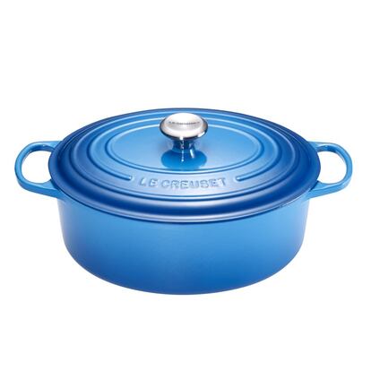 La cocotte ovalada de hierro esmaltado es la insignia de Le Creuset y la pieza insignia de la cocina. Polivalente y práctica, distribuye el calor sin quemar la comida. Precio: 300 euros.