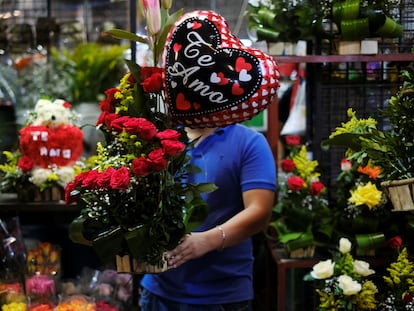 La dueña de una floristería de San Miguelito, en San Salvador, El Salvador, en San Valentín de 2020.