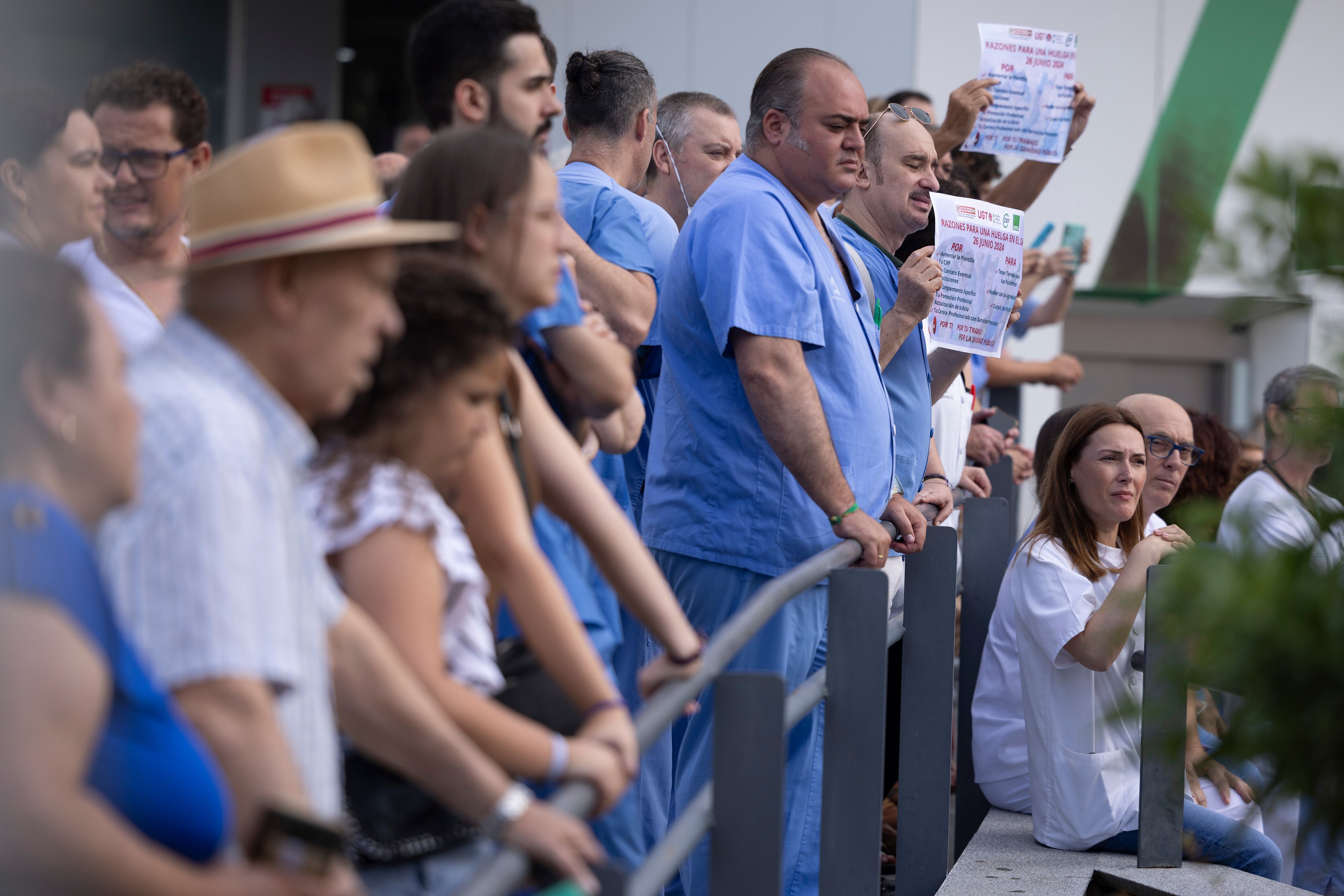 Concentración de profesionales de la sanidad que en huelga de tres horas por el incumplimiento de los acuerdos sanitarios, este miércoles en el Hospital Universitario Virgen Macarena.