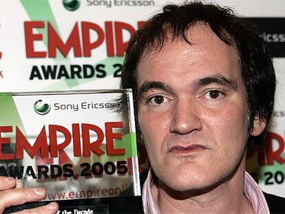 Quentin Tarantino muestra el Premio Símbolo Cinematográfico de la Década, de la revista <i>Empire.</i>