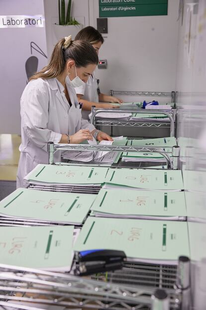 Sanitarios del Hospital Clínic trabajan con métodos manuales tras el ciberataque, a principios de marzo de 2023.