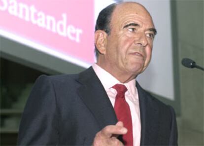 El presidente del Banco, Emilio Botín, al presentar los resultados de 2004.