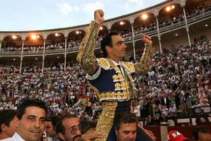 El Cid, en su salida a hombros ayer en Las Ventas tras cortar dos orejas.