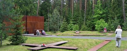 Una mujer camina frente al monumento conmemorativo a los oficiales polacos fusilados por la URSS en el bosque de Katyn. Imagen de archivo de junio de 2008.