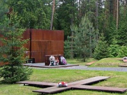 Una mujer camina frente al monumento conmemorativo a los oficiales polacos fusilados por la URSS en el bosque de Katyn. Imagen de archivo de junio de 2008.