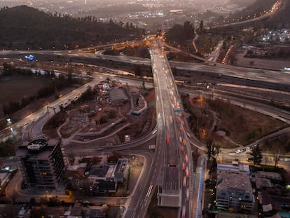 Autopista Américo Vespucio Oriente en Santiago de Chile operada por Sacyr.