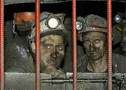 Trabajadores en la mina de Osinnkovskaya, vecina de la de Taizhina, afectada por la explosión.