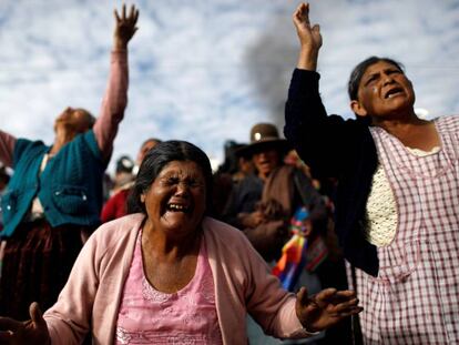 Partidarios de Evo Morales lloran la muerte de un miembro de la comunidad supuestamente a manos de las fuerzas de seguridad en Sacaba, cerca de Cochabamba, Bolivia, 17 de noviembre de 2019.
