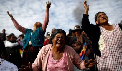 Partidarios de Evo Morales lloran la muerte de un miembro de la comunidad supuestamente a manos de las fuerzas de seguridad en Sacaba, cerca de Cochabamba, Bolivia, 17 de noviembre de 2019.