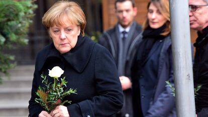 Angela Merkel deposita flores en el mercadillo navideño de Berlín donde se produjo el atentado.