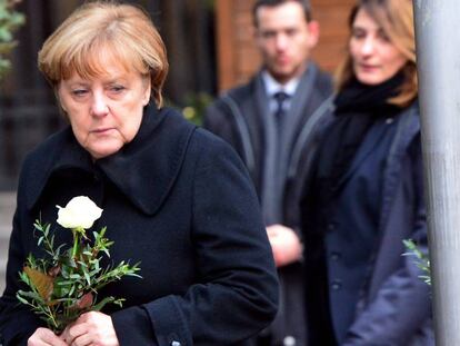 Angela Merkel deposita flores en el mercadillo navide&ntilde;o de Berl&iacute;n donde se produjo el atentado.
