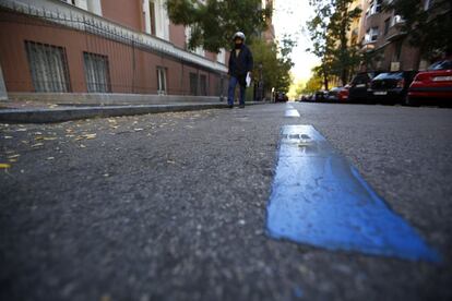 Zona azul sin coches en la calle Rafael Calvo.