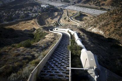 O aqueduto que abastece Los Angeles, nesta segunda-feira.