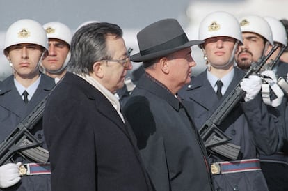 29 de noviembre de 1989. El entonces primer ministro italiano, Giulio Andreotti, recibe al líder soviético Mijaíl Gorbachov durante una visita oficial de éste a Italia.