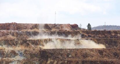 Primera voladura, este viernes en la mina de Riotinto.