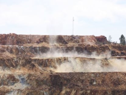 Primera voladura, este viernes en la mina de Riotinto.