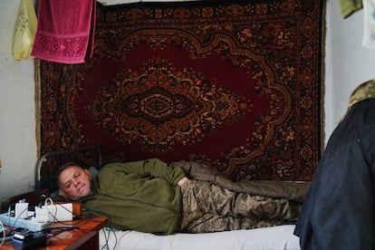 Volodímir Orenchak observa un vídeo en la pantalla del móvil en la casa donde vivían en Huliaipole (región de Zaporiyia), el 3 de mayo de 2023.