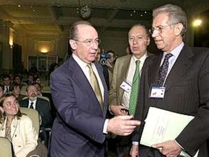 Rodrigo Rato (izquierda) conversa con Mario Monti a su llegada, ayer, al Casino de Madrid.