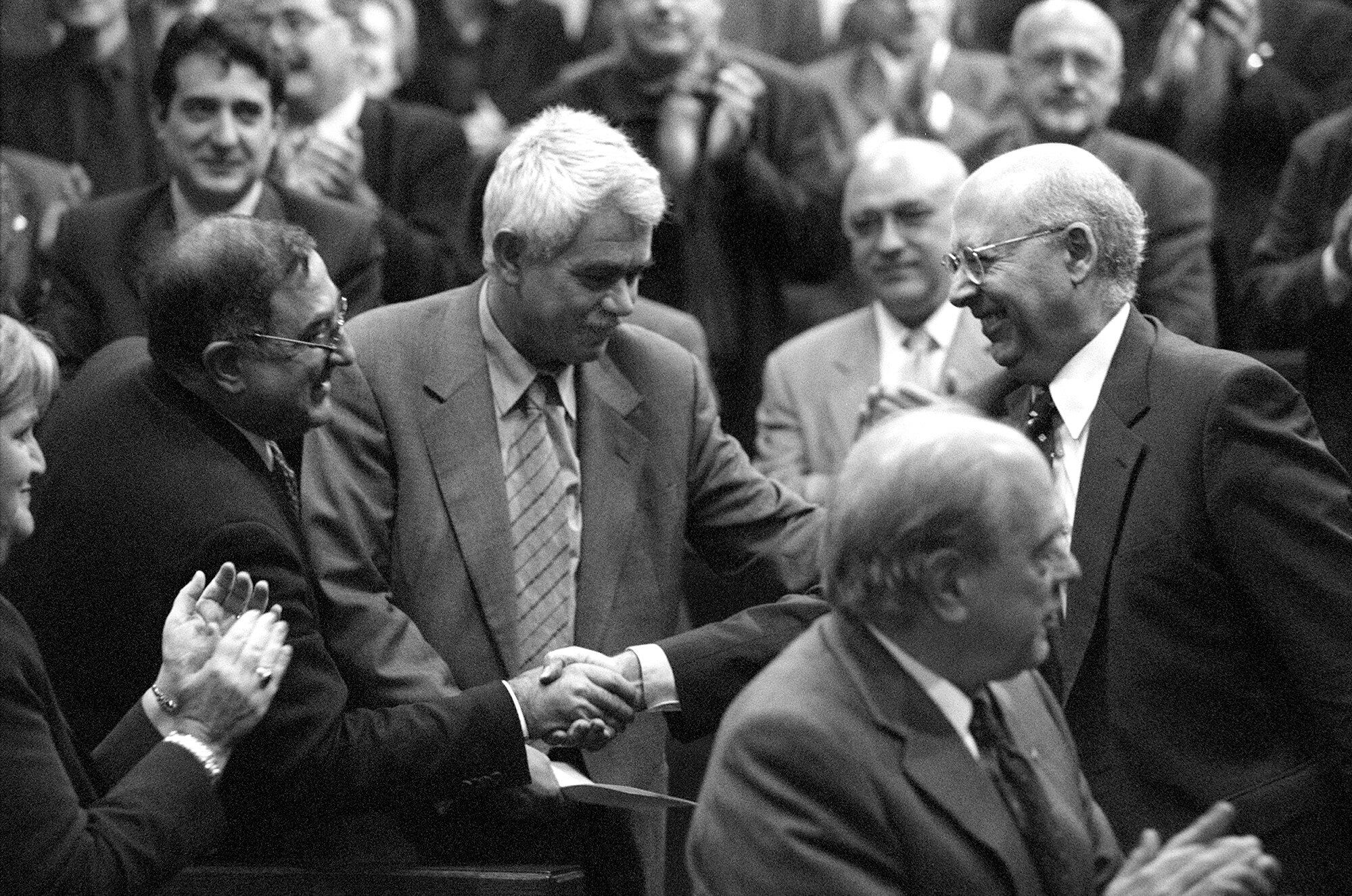 El nuevo presidente del Parlament, Joan Rigol (a la derecha), es felicitado por Joaquim Nadal (a la izquierda) y Pasqual Maragall (centro), el 5 de noviembre de 1999.