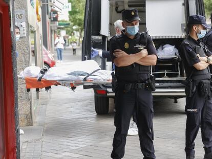 Momento en que los sanitarios se llevan uno de los tres cuerpos sin vida, tras el crimen en el número 205 de la calle de Serrano de Madrid.