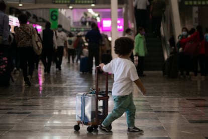 Un niño recorre la terminal 1 del AICM, mientras espera para abordar su vuelo.