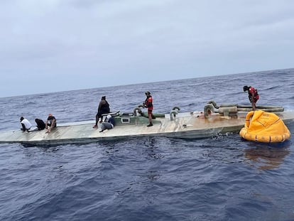 Submarino cargado con drogas asegurado en el Océano Pacífico el 27 de junio 2023.