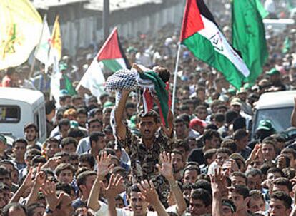 Un palestino alza el cadáver de Duani Matar, bebé de dos meses muerto en el ataque israelí, durante su multitudinario funeral celebrado ayer en Gaza.