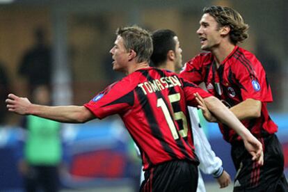 Tomasson y Shevchenko se abrazan tras un gol del Milan en un partido de la Serie A.