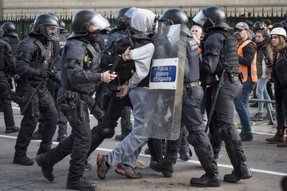 Actuacción de los 'mossos' en Barcelona la semana pasada.