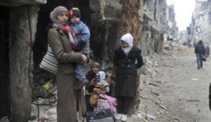 Una familia siria en el campo de refugiados de Yarmouk, asediado por el régimen.