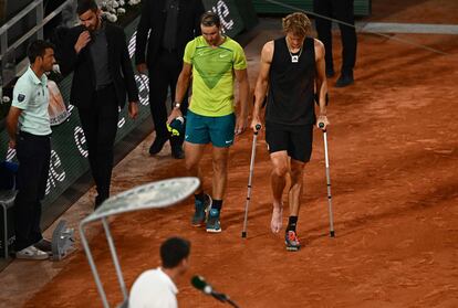 Zverev camina con muletas junto a Nadal después de retirarse del partido.