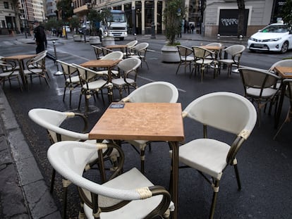 Una terraza  de una cafetería del centro de València, vacía este jueves.