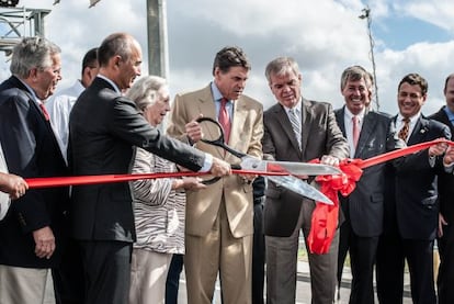 El gobernador de Tejas Rick Perry corta la cinta de la autopista 130