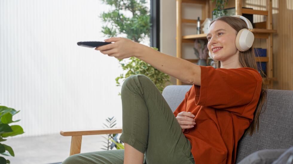 Una joven elige su contenido favorito en Movistar Plus+.