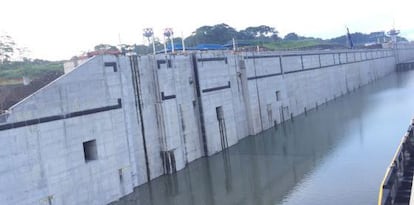 Imagen de las nuevas esclusas del Canal de Panam&aacute; tras el inicio del llenado.