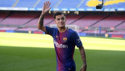 Coutinho é apresentado à torcida azul-grená no Camp Nou.