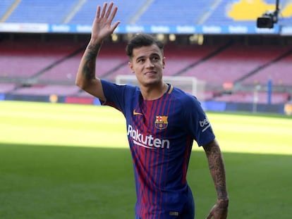 Coutinho é apresentado à torcida azul-grená no Camp Nou.