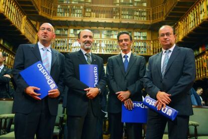 Desde la izquierda, los decanos de la Universidad de Deusto Vicente Vide, José Luis Avila, Guillermo Dorronsoro y José Antonio Rodríguez Ranz tras la toma de posesión de sus cargos.