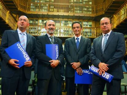 Desde la izquierda, los decanos de la Universidad de Deusto Vicente Vide, José Luis Avila, Guillermo Dorronsoro y José Antonio Rodríguez Ranz tras la toma de posesión de sus cargos.