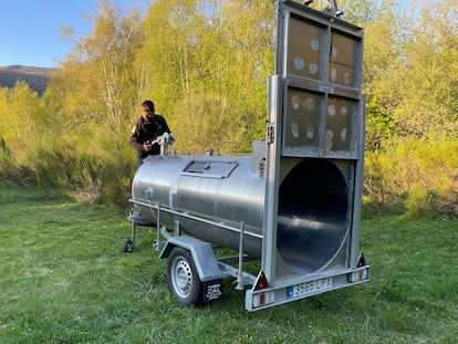 Un científico manipula una trampa tipo Culvert, que se usa para atraer a los osos con alimento y luego dormirlos y ponerles un GPS. 