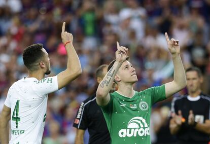  Follmann (à dir.) e Neto, no início do jogo com o Barça nesta segunda-feira, no Camp Nou, em Barcelona.