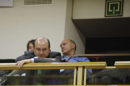 El presidente del PNV, Andoni Ortuzar, observa el pleno desde la tribuna de invitados.