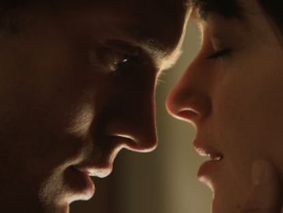 Jamie Dornan y Dakota Johnson, en un fotograma de 'Cincuenta sombras de Grey'.