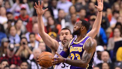 Marc Gasol defiende a LeBron James en un Toronto-Lakers en marzo de 2019.