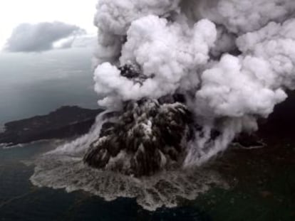 Las autoridades apuntan a un alud submarino provocado por la erupción del volcán Anak Krakatoa